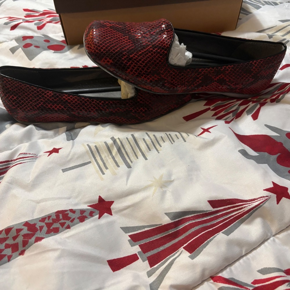 R by Trotters Tosha Red Snakeskin Loafer Flats‎ Women's Size 9W Slip On New - Picture 8 of 10